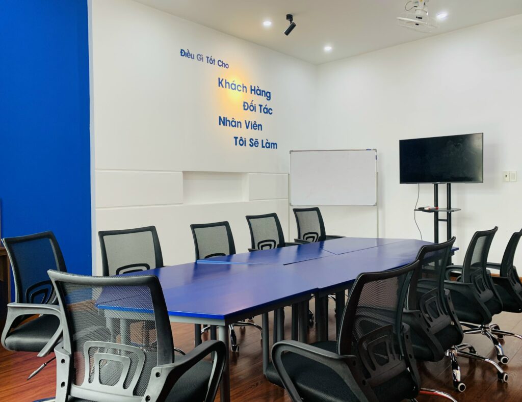 Phòng họp được trang bị các thiết bị hiện đại
