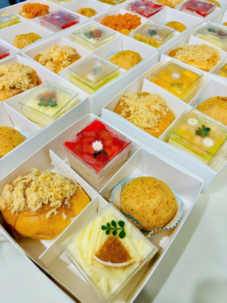 Phục vụ trà, bánh nhẹ cho buổi họp